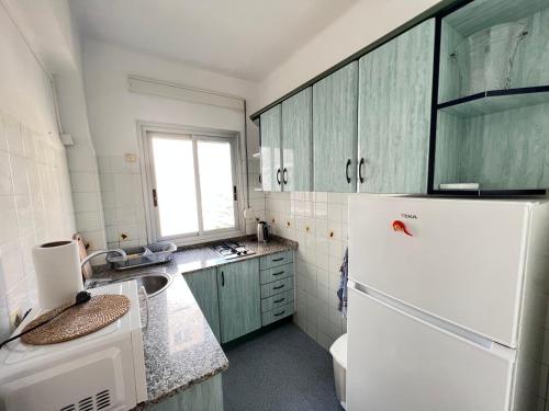 Dapur atau dapur kecil di Lovely family apartment 2 min. from the beach