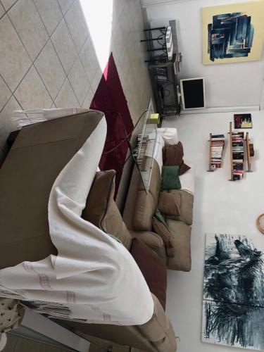 - un salon avec un canapé et une chaise dans l'établissement La Terrasse, à Port-Vendres