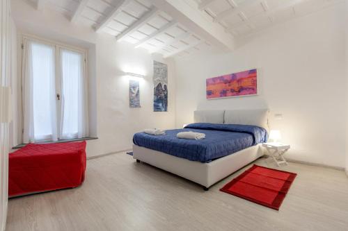 una camera bianca con un letto e un tappeto rosso di Friends Of Florence a Firenze