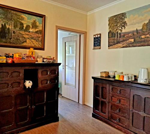 Pokój z drewnianą komodą w pokoju w obiekcie Gästehaus Beckord w mieście Hodenhagen