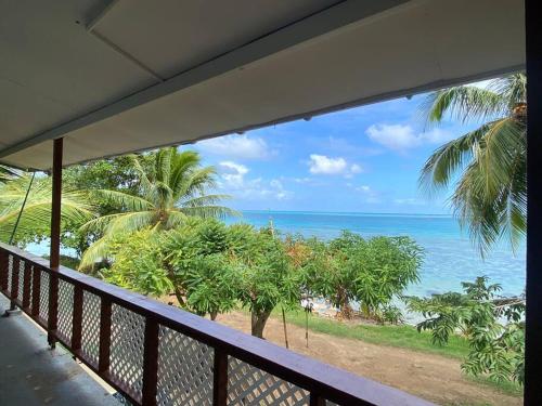 a view of the ocean from a balcony at Bienvenue chez Fare Na’i in Fare