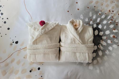 two white towels sitting on top of a table at Vakantiehuis bloom-inn gastvrij genieten in Doornenburg