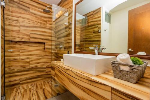 a bathroom with a white sink and a mirror at Suite de lujo 1 Hab. Depto 203 in Playa del Carmen