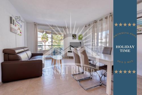 - un salon avec une table à manger et des chaises dans l'établissement LE REGENT PARK Appartement for 6 By Sunset, à Villeneuve-Loubet