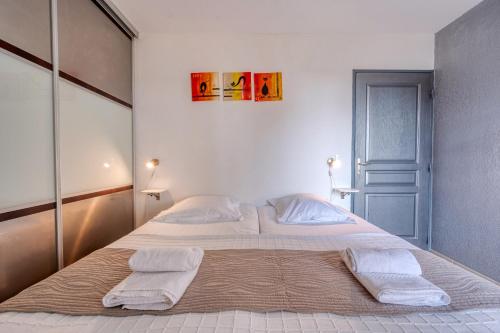 - un grand lit dans une chambre avec 2 oreillers dans l'établissement LE REGENT PARK Appartement for 6 By Sunset, à Villeneuve-Loubet