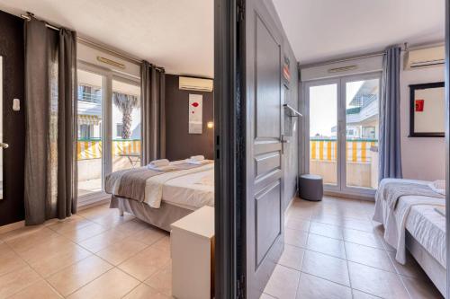 une chambre d'hôtel avec un lit et un balcon dans l'établissement LE REGENT PARK Appartement for 6 By Sunset, à Villeneuve-Loubet