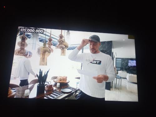 um homem parado numa cozinha segurando um pedaço de papel em Caravan Hotel have TV & Netflix em Bangkok