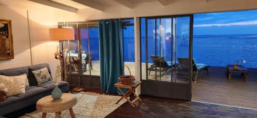 uma sala de estar com vista para o oceano em Villa Moana em Atiha