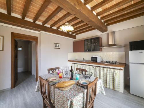 comedor con mesa y cocina en La casa in toscana en Foiano della Chiana