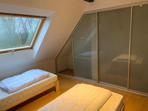 ein Schlafzimmer mit einer Dusche, einem Bett und einem Fenster in der Unterkunft Exclusive Ferienwohnung Monteurwohnung 8 Personen in Oberhausen