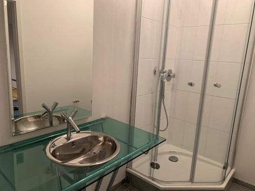 ein Badezimmer mit einem Glaswaschbecken und einer Dusche in der Unterkunft Exclusive Ferienwohnung Monteurwohnung 8 Personen in Oberhausen