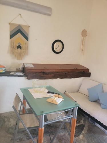 a living room with a table and a couch at Estúdio Tia Anica in Reguengos de Monsaraz