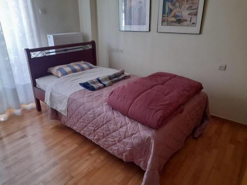 מיטה או מיטות בחדר ב-Ευρύχωρο και άνετο διαμέρισμα