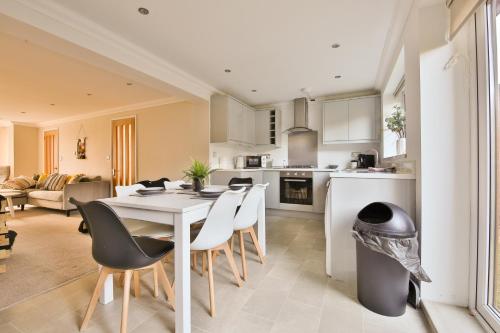 cocina y sala de estar con mesa y sillas en StayRight 3 Bed House with Private Parking, en Cardiff