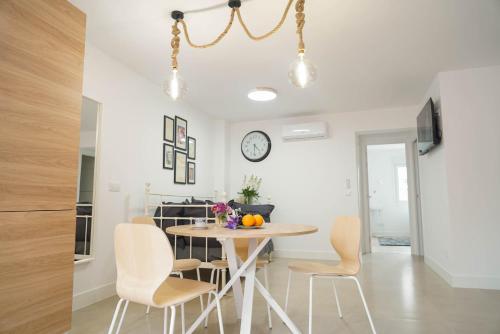 - une cuisine et une salle à manger avec une table et des chaises dans l'établissement Apartamento Ágüelos, à Madrid