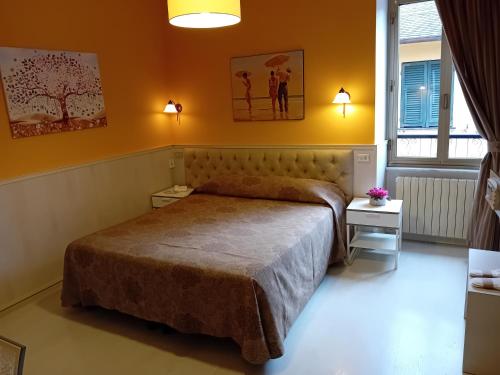 a bedroom with a bed and a yellow wall at Stella Della Marina in Monterosso al Mare