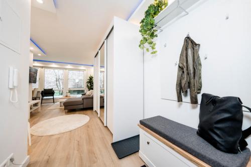 ein Wohnzimmer mit weißen Wänden und einem schwarzen Sofa in der Unterkunft BellaBene modernes Studio Apartment in toller Lage mit Terrasse, Parkplatz, SmartTV in Pforzheim