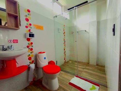 W łazience znajduje się prysznic, toaleta i umywalka. w obiekcie Alojamiento Rural Entre El llano y la selva w San José Del Guaviare