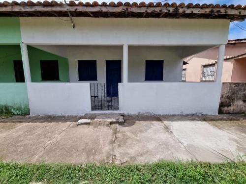 a house with a white and green at Canto da Sereia. in Soure