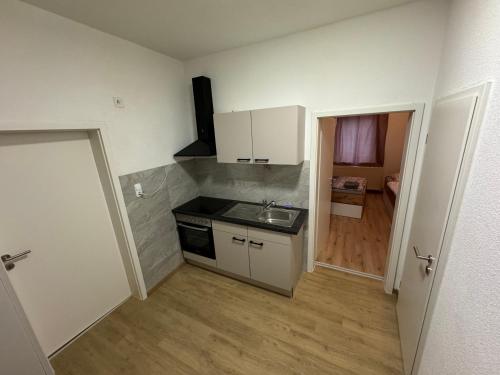 cocina pequeña con fregadero y fogones en 3 Schlafzimmer Apartment, en Euratsfeld