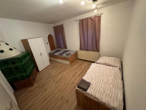 Habitación pequeña con 2 camas y ventana en 3 Schlafzimmer Apartment, en Euratsfeld