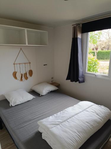 deux lits jumeaux dans une chambre avec fenêtre dans l'établissement Vacances dans les Landes, à Aureilhan