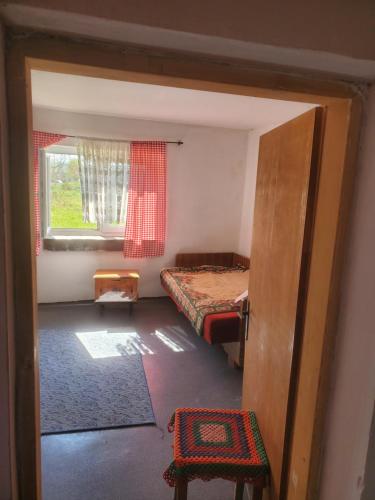 una piccola camera con due letti e una finestra di Vojkanov Salas Backa Palanka a Bačka Palanka
