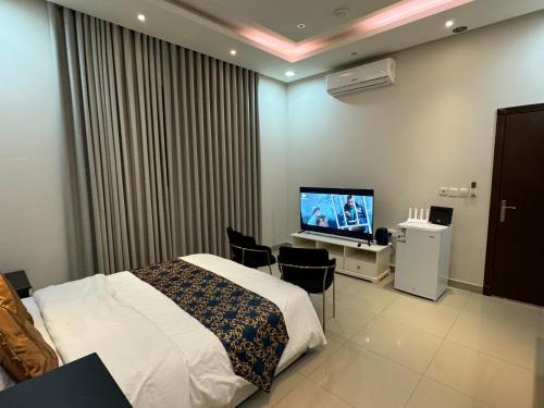 1 dormitorio con 1 cama y TV de pantalla plana en استوديو غرفة ودورة مياه 5, en Riad