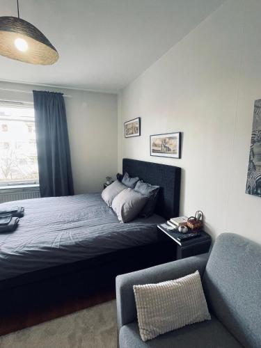 1 dormitorio con 1 cama y 1 sofá en Mysiga rummet inne i Örebro, en Örebro