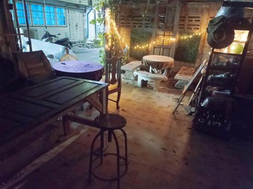 Cette chambre comprend une table en bois, des chaises et des lumières. dans l'établissement Best Place Have Air Conditioner, à Bangkok