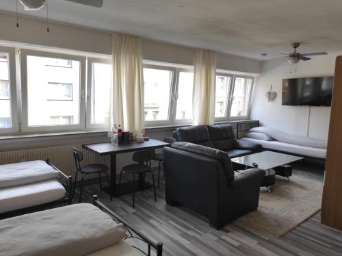 ein Wohnzimmer mit einem Sofa und einem Tisch in der Unterkunft Ferienwohnung im Zentrum von Oberhausen inklusive WLAN in Oberhausen