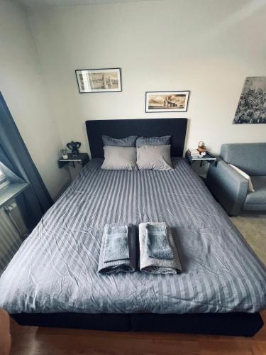 un letto con due cuscini sopra in una camera da letto di Mysiga rummet inne i Örebro a Örebro
