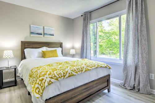 una camera con un grande letto e una finestra di Beautiful Raleigh Home with King Bed 3 bedrooms a Raleigh