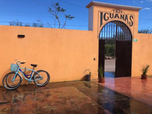 una bicicleta estacionada frente a un edificio en Tres Iguanas Apart Hotel - New, cozy & spacious flats, short walk to beach, en Loreto