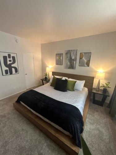 una camera da letto con un grande letto con cuscini di Beverly Hills City Vibe 1 br Apt w Parking 324 a Los Angeles