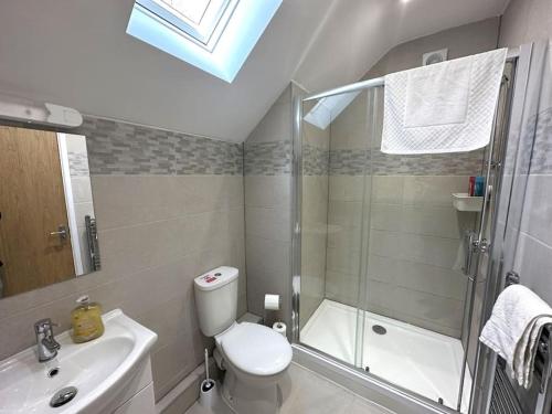 Koupelna v ubytování Charming New 2BR Detached House-Central Headington- Wi-Fi, Netflix, Top Location