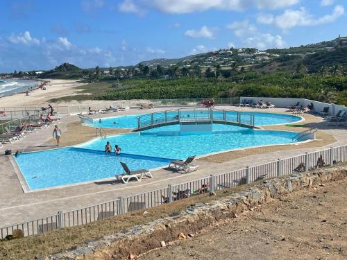 Bazén v ubytování French ocean view, beach and pool nebo v jeho okolí