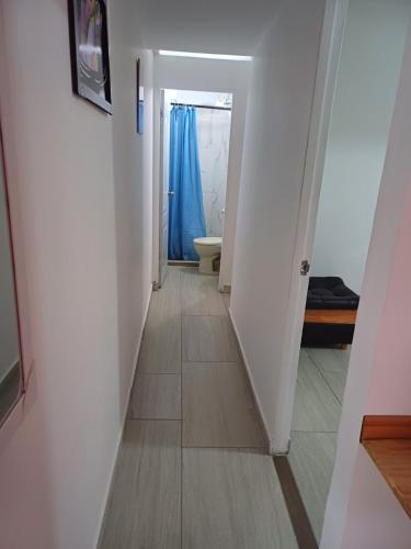 a hallway leading to a bathroom with a toilet at APARTAMENTO FAMILIA CAFETERA in Santa Rosa de Cabal