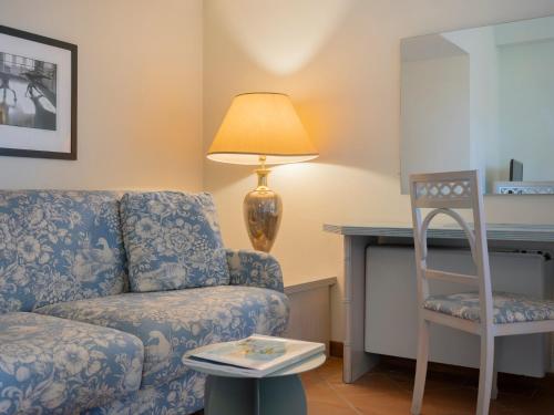 a living room with a couch and a table and a lamp at Hotel Mignon in Forte dei Marmi