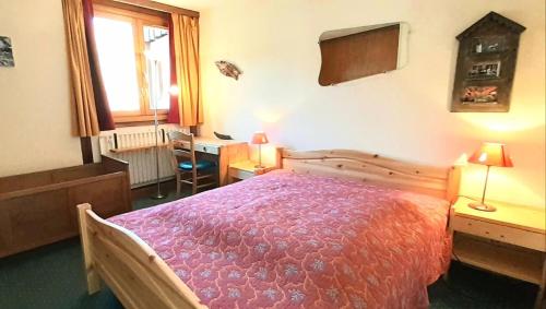 a bedroom with a bed and a desk and a window at LE MUSTAG - Appartement MUSTAG 26 pour 6 Personnes 55 in La Plagne