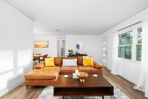 Ruang duduk di Modern Home Near UF, Stadium - Private Gazebo