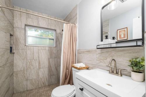 Phòng tắm tại Modern Home Near UF, Stadium - Private Gazebo