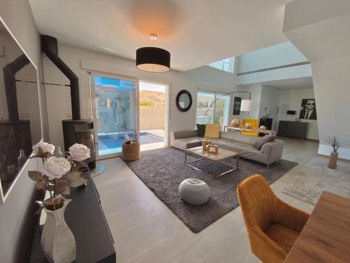 ein Wohnzimmer mit Couch und Tisch in der Unterkunft Casa Bella ~ Luxurious Villa in Alicante in Gran Alacant