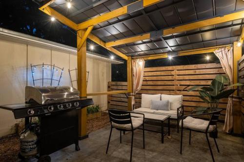 Ruang duduk di Modern Home Near UF, Stadium - Private Gazebo