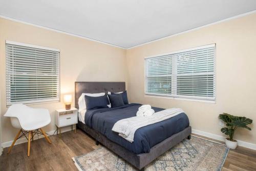 Katil atau katil-katil dalam bilik di Modern Home Near UF, Stadium - Private Gazebo
