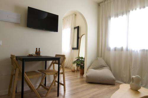 Et tv og/eller underholdning på Vanilla! 1 Bedroom Apartment