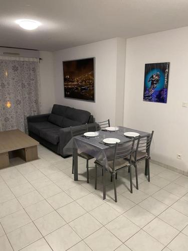 un salon avec une table et un canapé dans l'établissement Appartement Seine 391, à Nogent-sur-Seine