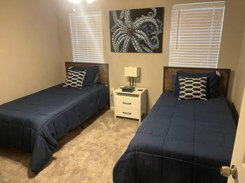 מיטה או מיטות בחדר ב-Sycamore Suite/ Wi-Fi & office