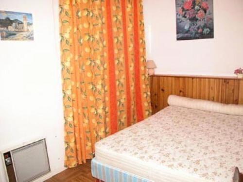 - une chambre avec un lit, un rideau et une télévision dans l'établissement Résidence Les Arenes - 4 Pièces 6 couchages PORT LEUCATE MAE-4534, à Port-Leucate