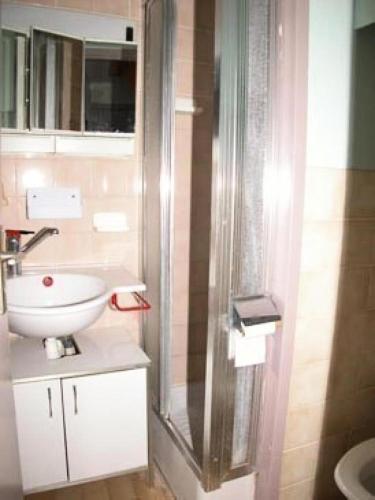 une salle de bain avec un lavabo et une douche dans l'établissement Résidence Les Arenes - 4 Pièces 6 couchages PORT LEUCATE MAE-4534, à Port-Leucate
